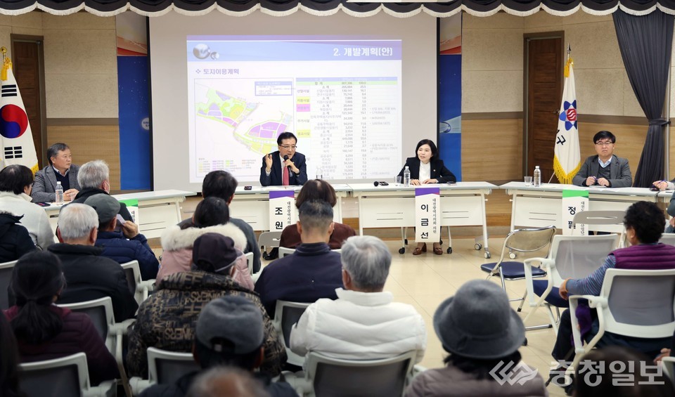 ▲ 조원휘 대전시의회 의장(가운데 좌측)이 주민설명회에서 산업단지 개발 계획의 주요 쟁점을 설명하고 있다. 우측 이금선 의원, 설명회에는 지역 주민들이 참석해 교통·환경·보상 문제에 대한 의견을 제시했다