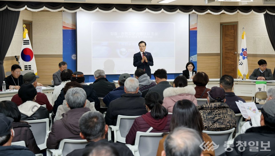 ▲ 조원휘 대전시의회 의장(가운데)이 탑립·전민지구 산업단지 조성 주민설명회에서 개발 계획과 절차를 설명하며 주민 의견을 청취하고 있다. 오른쪽에는 이금선 의원이 참석해 시민 질문을 받았고, 설명회에는 지역 주민들이 대거 참여해 교통·환경·보상 대책을 놓고 의견을 제시했다