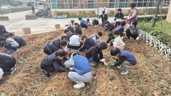 ▲ 예산 보성초등학교병설유치원,‘ 행복의 다리 - 유초이음교육’