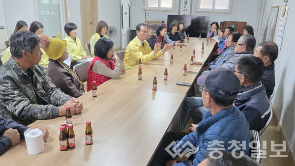 ▲ 조병옥 음성군수가 화학사고 피해 마을을 방문해 주민들의 애로사항을 청취하고 있다.