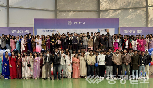 ▲ 극동대 유학생 문화축제에 참여한 유학생들이 축제가 끝난 후 기념촬영을 하고 있다.