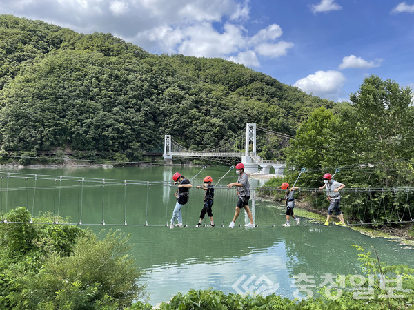 ▲ 충북 진천군 청소년수련원이 운영하는 프로그램 모습.