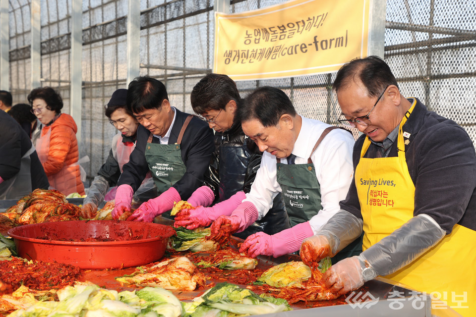 ▲ 송기섭 진천군수(오른쪽 두 번째)와 김성우 군의원 등이 19일 생거진천 케어팜에서 취약계층을 위한 김장김치를 담그고 있다.