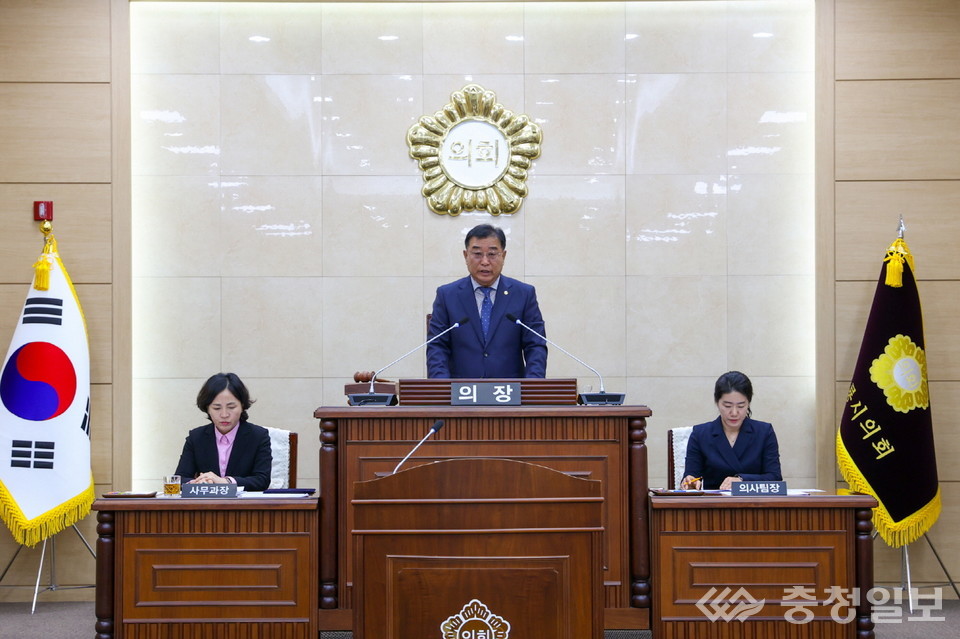 ▲ 김범규 의장이 정례회 개회사를 통해 내년도 시정 운영 방향과 예산 심사의 중요성을 강조하고 있다.