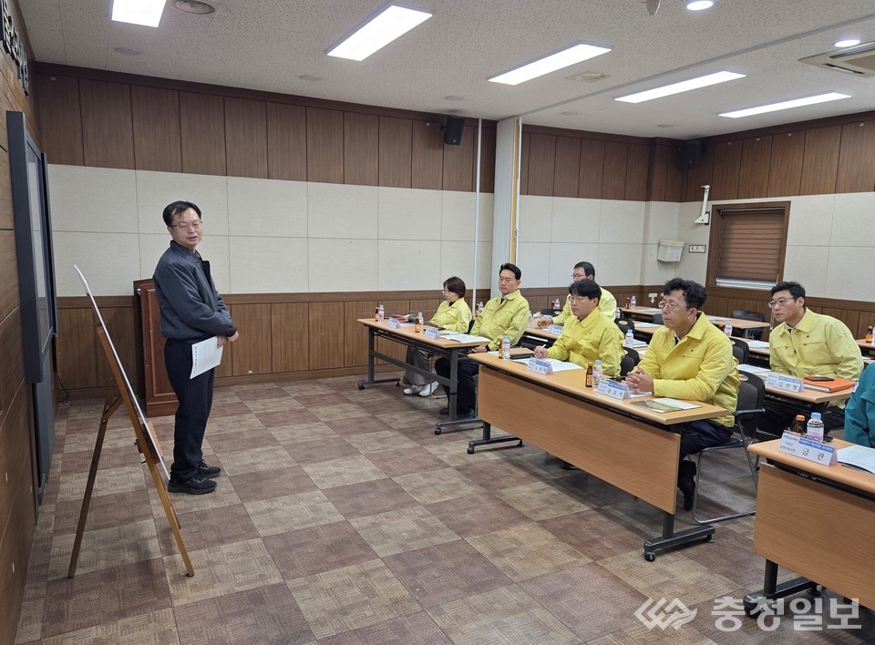 ▲ 옥천군 자원순환센터 회의실에서 금강유역환경청 관계자들이 초미세먼지 재난 대비 비상저감조치 이행 절차와 현장 운영 방안을 브리핑받고 있으며, 강사가 주요 대응 매뉴얼을 설명하고 있는 모습. 앞줄 맨 우측 송호석 청장