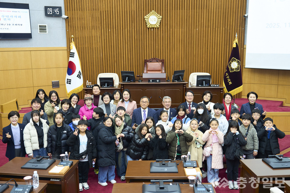 ▲ 대전 서구의회 본회의장에서 가장동 어린이 주민자치회 어린이들이 조규식 의장과 의원들과 함께 의정 체험을 마친 뒤 기념으로 모여 사진을 촬영하고 있다. 앞줄에는 참여 어린이들이 서 있고, 뒤편에는 조규식 의장을 비롯한 서구의회 의원들이 자리해 아이들의 의회 방문을 환영하는 모습을 보여준다