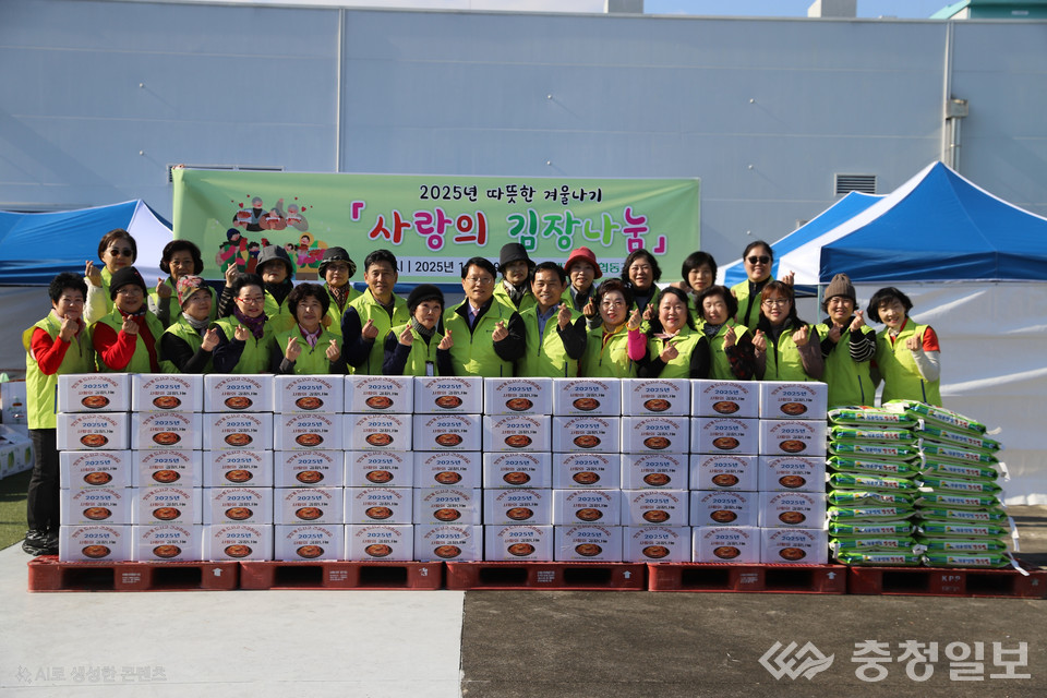 ▲ 남대전농협 봉사단과 임직원들이 ‘2025 사랑의 김장나눔’ 행사에서 완성된 김장 상자를 앞에 두고 함께했다