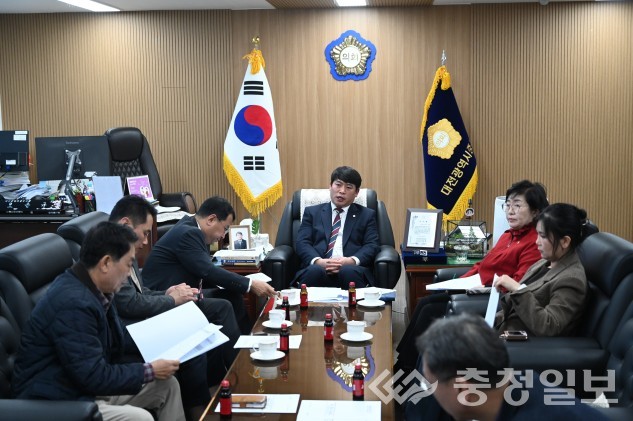 ▲ 대전 중구의회 오은규 의장(가운데)이 정례회 준비를 위한 전체의원간담회에서 주요 안건과 의정 운영 계획을 논의하고 있다