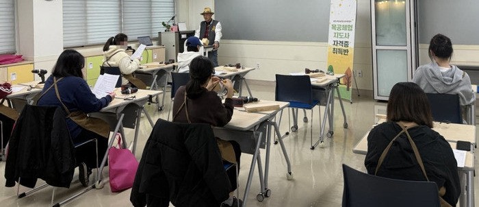 ▲ 제천시학교밖청소년 목공체험 자격증반 교육 모습. 사진=제천시제공