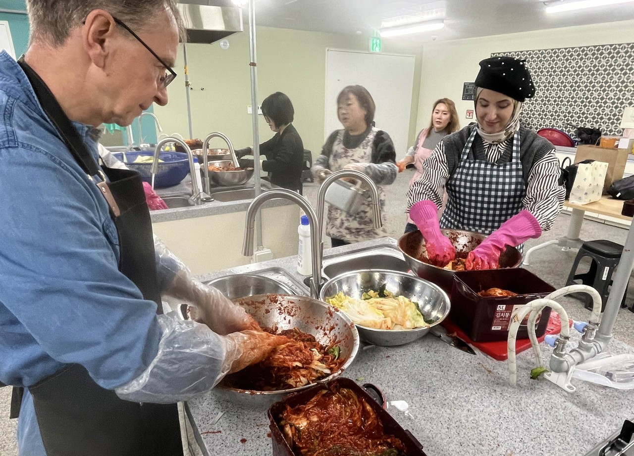 ▲ 결혼이주여성과 단양에 거주하는 외국인이 김장을 담그고 있다. 사진=단양군제공