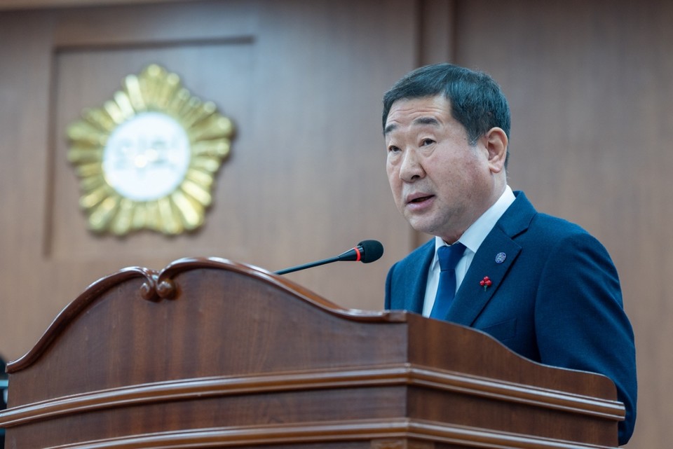 ▲ 충북 증평군이 20일 214회 증평군의회 정례회에서 2026년도 예산안 2907억원을 제출하고 '완성도 높은 스마트 돌봄·콤팩트 도시' 구현을 핵심으로 한 내년도 군정 운영 방향을 밝혔다. 