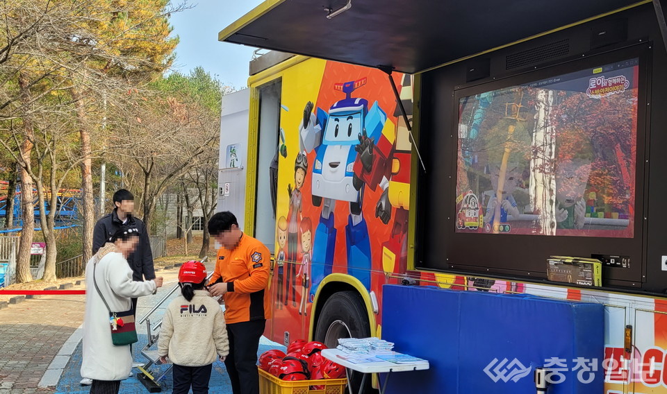 ▲ 대전오월드를 찾은 어린이들이 소방대원 안내에 따라 안전장비를 착용하고 이동형 체험차량 앞에서 안전교육을 받으며 실전 대피훈련을 준비하고 있다