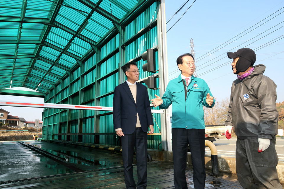 ▲ 충북 괴산군은 20일 최근 충북 영동군에서 고병원성 조류인플루엔자(AI)가 발생함에 따라 지역 내 가금농가 보호와 AI 유입 차단을 위해 방역 체계를 대폭 강화하고 긴급 지원에 나섰다.