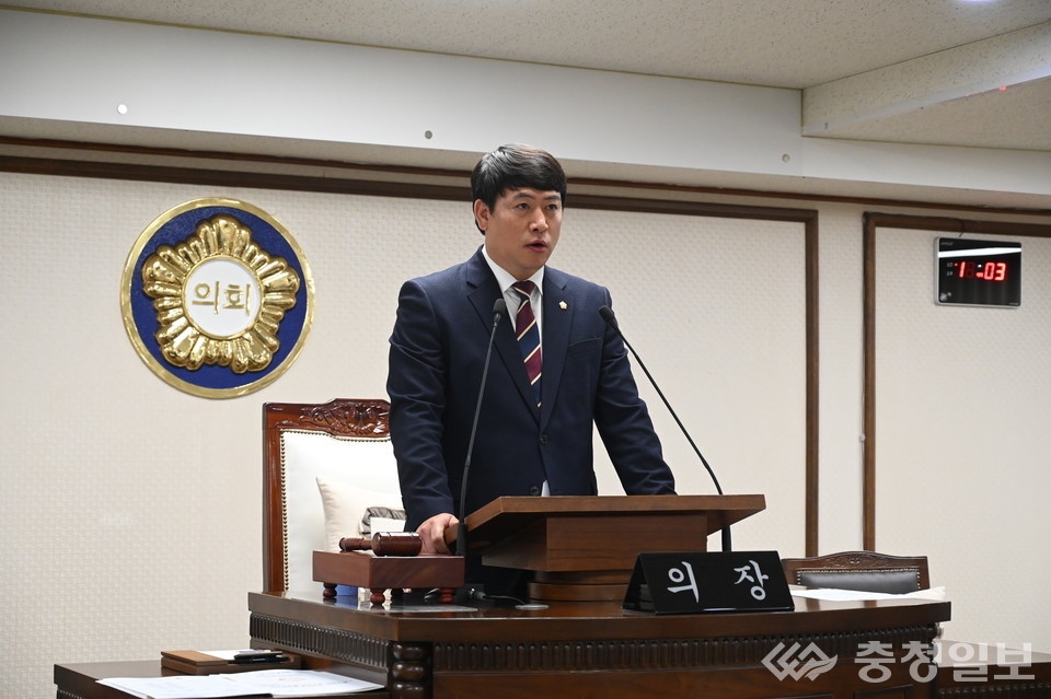 ▲ 중구의회 정례회 본회의에서 김석환 의장이 의사봉을 들고 회의를 주재하고 있다. 이번 회기에서는 행정사무감사와 예산안 심사 등 주요 안건이 논의됐다