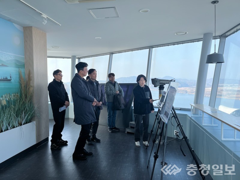 ▲ 백제보 주변 현장을 찾은 송호석 금강청장(왼쪽에서 두 번째)이 보 인근 수위 변화와 주변 환경 영향에 대해 브리핑받고 있다