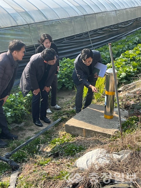 ▲ 송호석 청장이 백제보 수위 변화가 주변 농경지에 미칠 영향을 확인하기 위해 관측 지점을 점검하고 있다. 현장에서 설비 상태와 지반 변화를 함께 살펴보는 모습이다