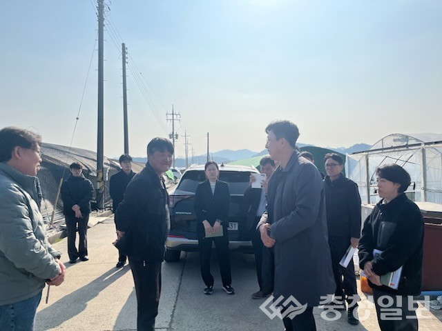 ▲ 백제보 수위 변화가 지역 농가에 미칠 영향에 대해 주민들과 현장에서 의견을 나누고 있다