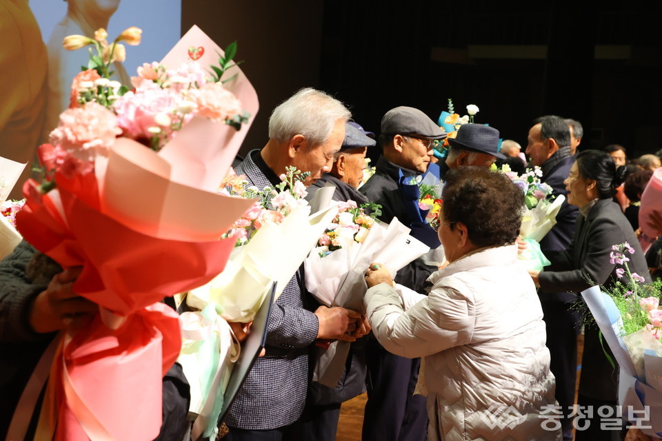 ▲  대한노인회 충주시지회가 20일 충주시문화회관에서 가진 '노인지도자 연찬회'에서 유공자들에게 감사패를 전하고 있다.