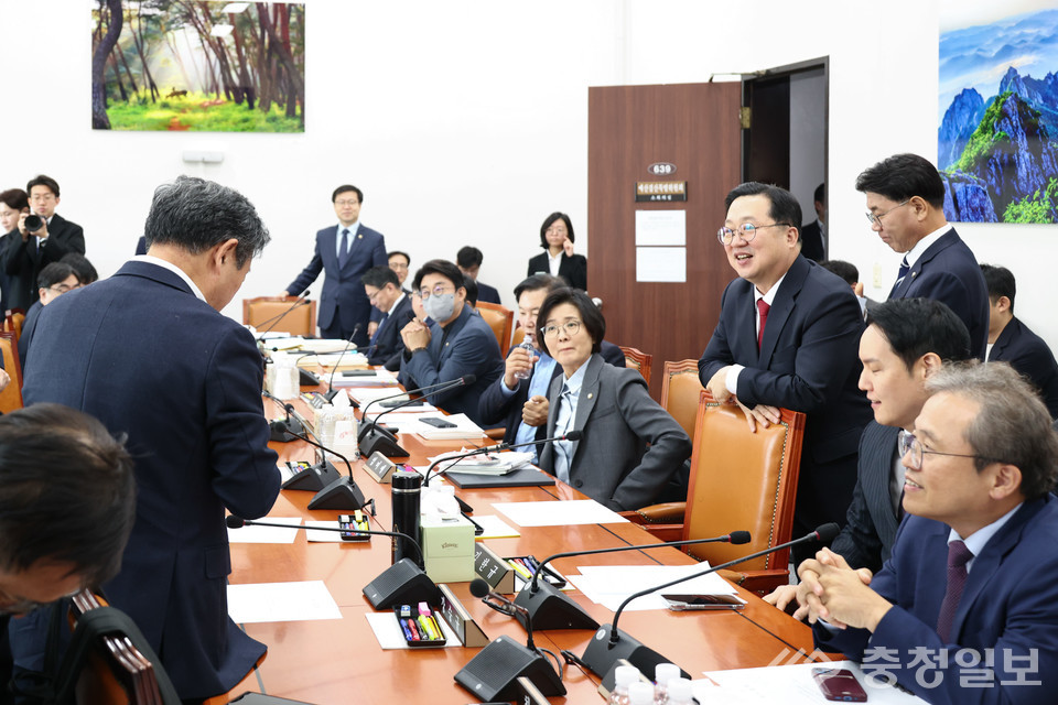 ▲ 예산결산특별위원회 소위원회 회의실을 찾은 이장우 대전시장이 국회 의원들과 지역 현안 사업을 논의하는 모습. 주요 사업의 국비 반영 필요성을 설명하며 긴밀한 협의를 이어가는 장면이다