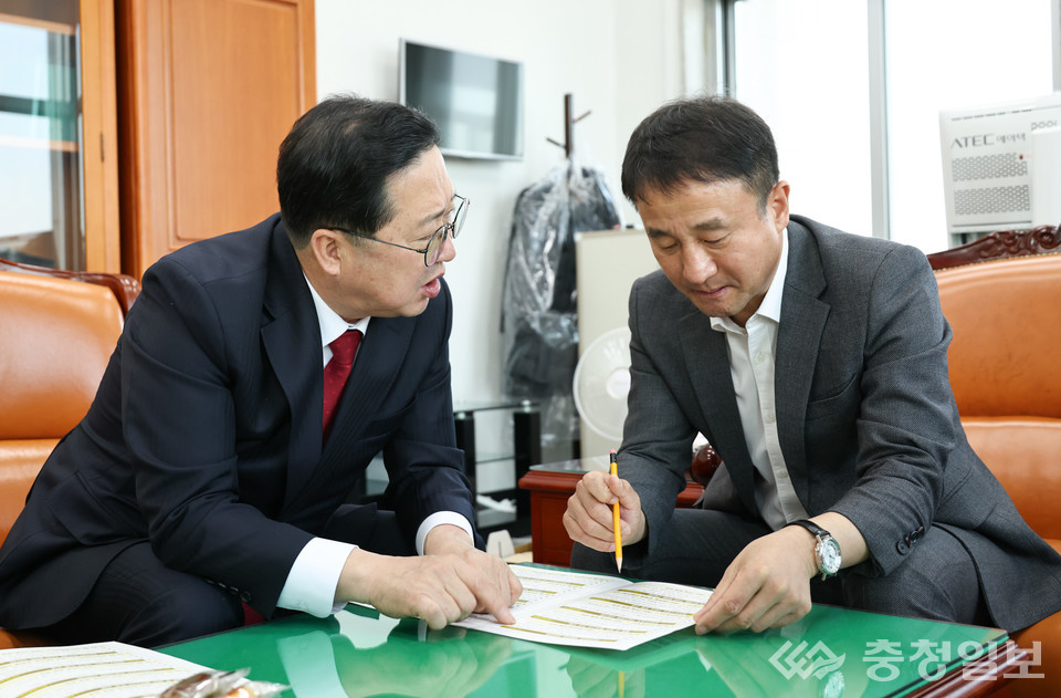 ▲ 한병도 예결위원장에게 대전시 주요 현안 사업을 설명하는 이장우 대전시장