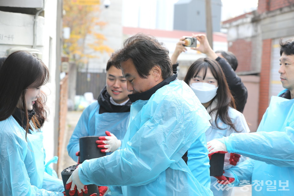 ▲ 이성진 상임감사가 20일 동구의 주택 골목에서 직원들과 함께 연탄을 직접 옮기며 혹한기 대비 지원 활동에 참여하고 있다