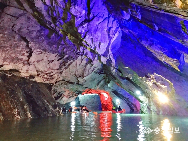▲ 충주 활옥동굴 내 호수에서 투명카약 체험을 즐기고 있는 사람들.