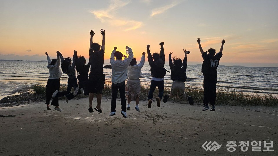 ▲ 해질녘 바다를 배경으로 학생들이 해변에서 동시에 점프하며 활력을 표현하고 있는 모습. 하루의 배움을 마무리하는 순간, 서로의 성장을 응원하며 자유와 열정을 드러낸 장면이다