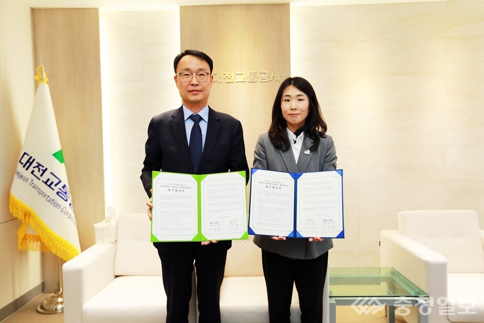 ▲ 대전교통공사는 20일, 본사에서 굿네이버스 대전충북사업본부와 ESG 사회공헌 협력을 위한 업무협약을 체결했다. 왼쪽부터 이광축 사장, 김지혜 굿네이버스 대전충북사업본부장