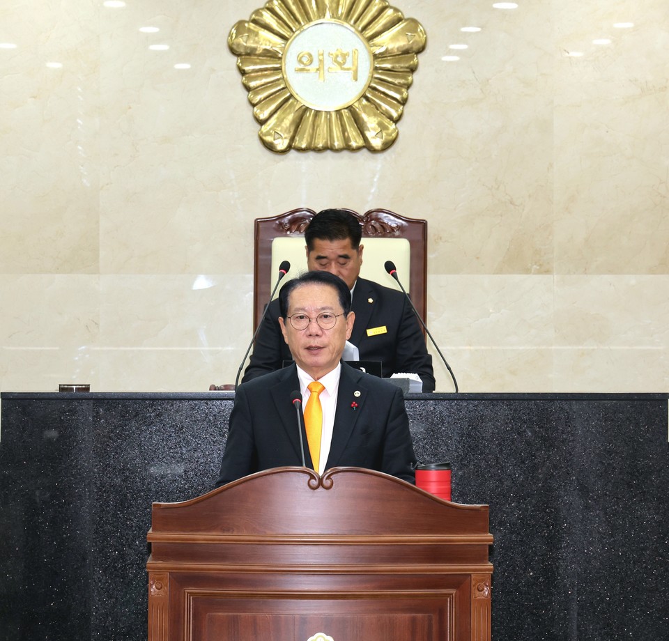 ▲ 송인헌 충북 괴산군수는 지난 21일 347회 괴산군의회 2차 정례회에서 시정연설을 통해 2026년 군정운영 방향과 예산 편성 방향을 제시하고 있다.