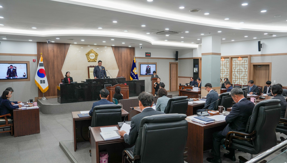 ▲ 충북 괴산군의회는 지난 21일부터 내달 19일까지 29일간 일정으로 346회 2차 정례회를 개회하고 군정 전반에 대한 점검과 내년도 예산안 심사에 나섰다.