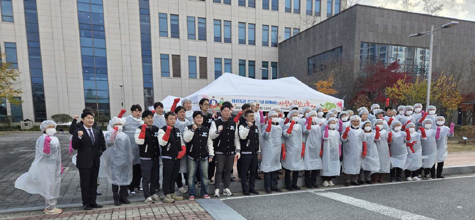 ▲청양가정성통합상담센터는 지난 20일 대전지검 공주지청과 함께 제12회 '사랑의 김장 나눔' 행사에 동참해 따뜻한 나눔 활동을 펼쳤다.