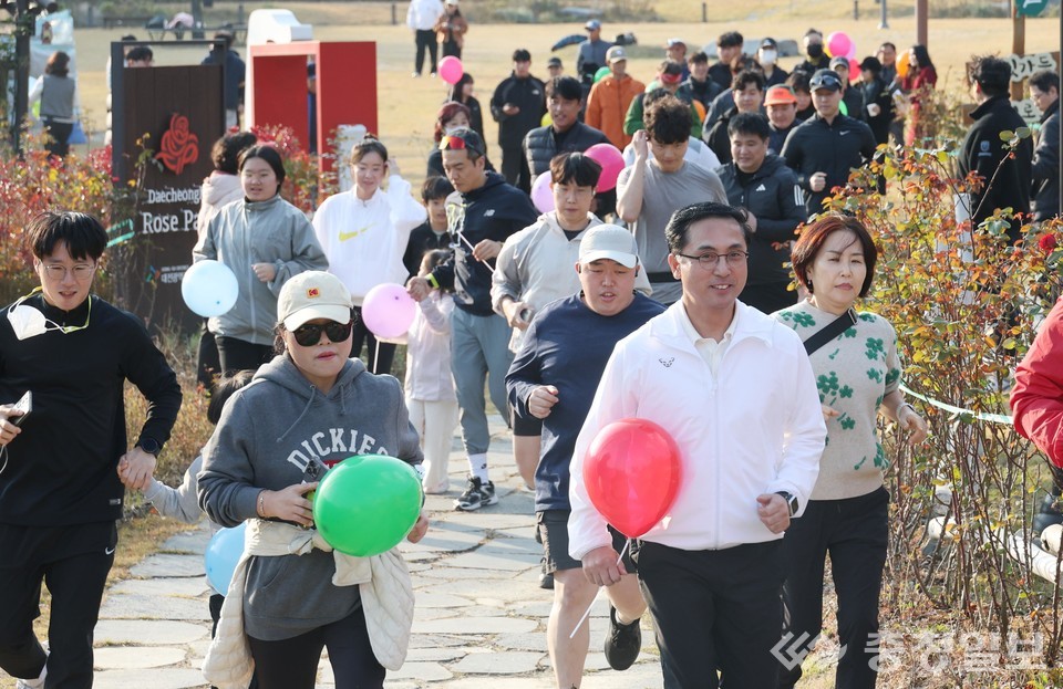 ▲ 대청호 자연수변공원에서 열린 ‘동구동런’ 특별편 트레일러닝 참가자들이 가벼운 페이스로 출발 구간을 통과하고 있다. 풍선 퍼포먼스가 더해진 러닝 행렬이 코스를 따라 펼쳐지며 현장의 활력이 한층 살아났다. 맨 앞 박희조 동구청장