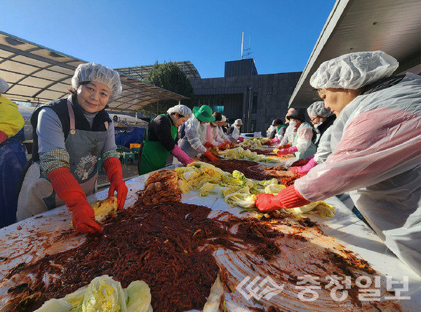 ▲ 충북 진천군 문백면 주민자치회 회원 등이 지난 21일 문백면 행정복지센터에서 사랑의 김장김치를 담그고 있다.