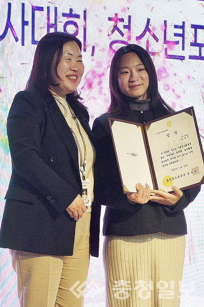 ▲ 우석대 진천캠퍼스 상담심리학과 안시은씨(오른쪽)