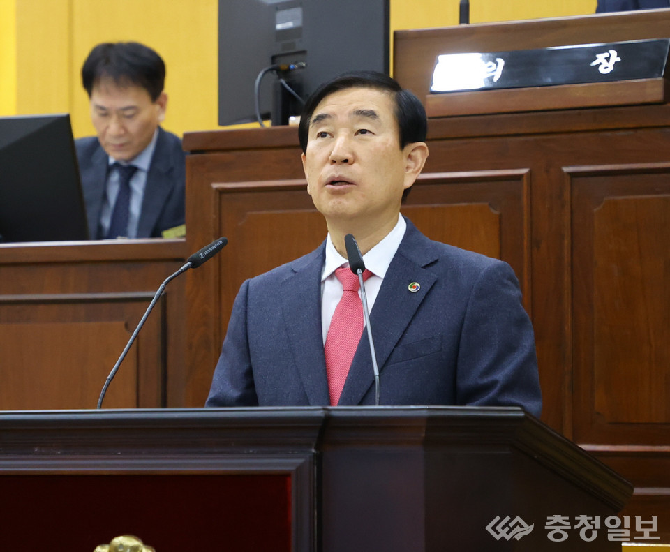 ▲ 조길형 충주시장이 21일 299회 충주시의회 정례회 1차 본회의에서 내년도 예산안에 대한 시정연설을 하고 있다.
