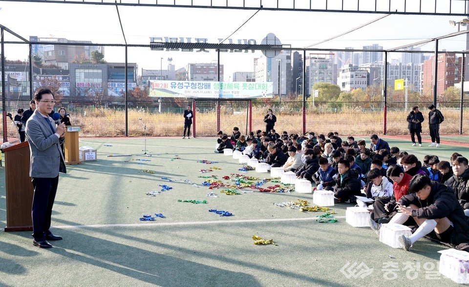 ▲ 풋살 코트 한가운데서 조원휘 대전시의장이 마이크를 들고 인사말을 전하고 있고, 코트 에서는 어린 선수들과 참가자들이 단체로 앉아 진행 상황을 기다리고 있다