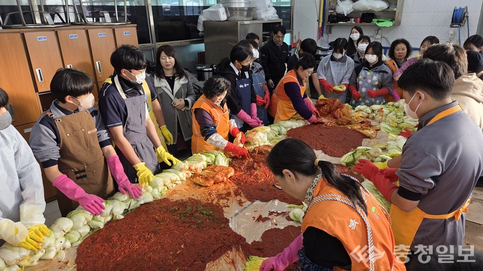 ▲ 기성종합복지관, 복지만두레, 기성중학교 학생과 지역 주민들이 한자리에 모여 김장 속을 버무리며 ‘2025 이웃사랑 김장나눔 행사’를 진행하고 있는 모습