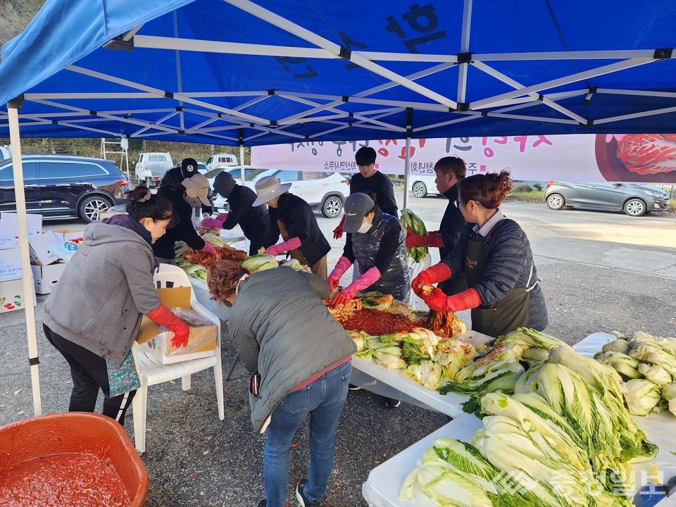 ▲ 학산면 청년회 회원들이 학산면사무소 광장에서 기장김치를 담그고 있다.