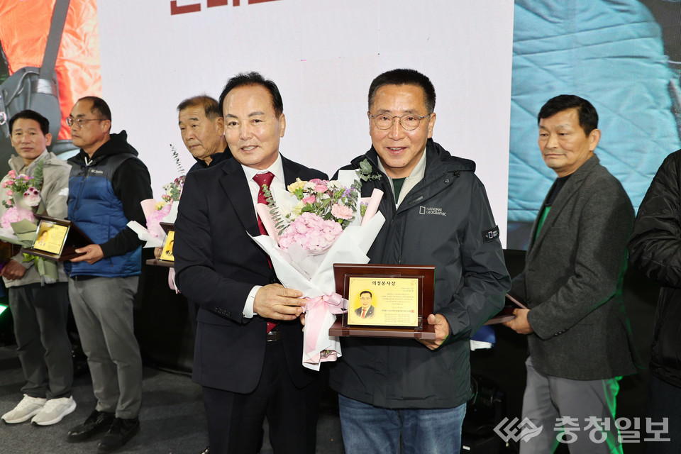 ▲ 영동군의회 이승주 의원(오른쪽)이 충북시군의회의장협의회 지방의정봉사상을 수상했다.