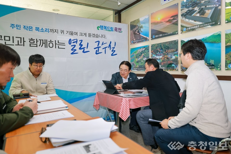 ▲ 사진=황규철군수가 민원실에서 주민들과 직접 소통하고 있다.