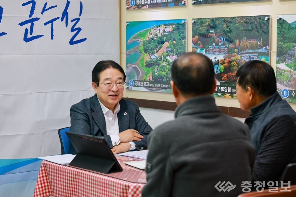 ▲ 사진=황규철군수가 민원실에서 주민들과 직접 소통하고 있다.