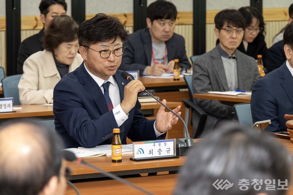 ▲ 대덕구청 대회의실에서 열린 ‘공약사업주민평가단 회의’에서 최충규 구청장이 주민평가단의 질문에 답하며 공약 추진 상황을 설명하고 있다​