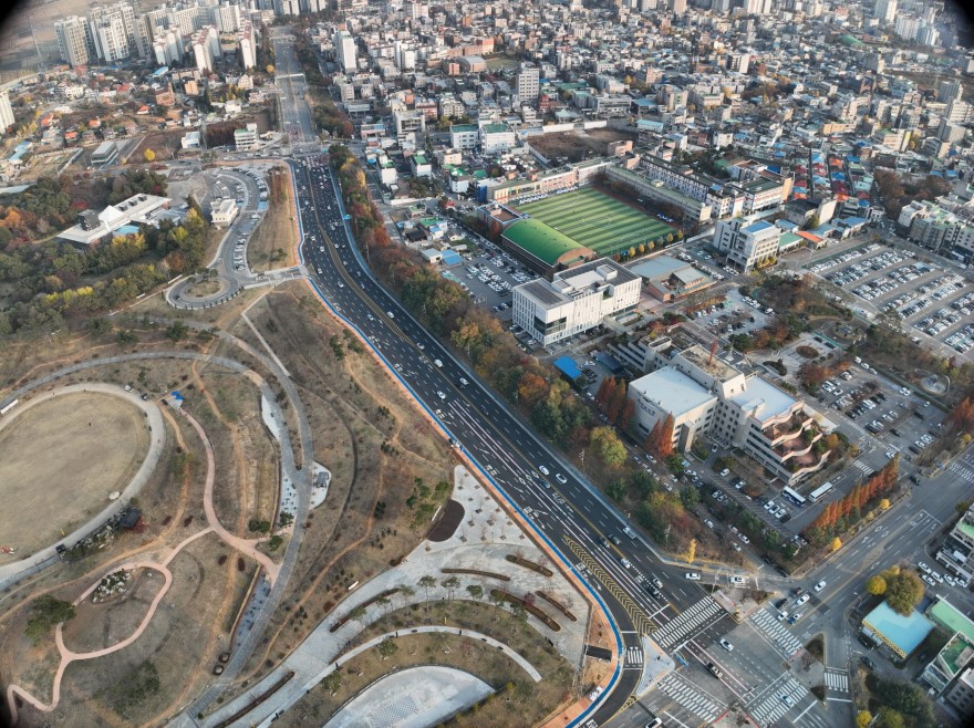 ▲ 　아산시청앞사거리에서 온양민속박물관 사거리간 온양대로1-1호(문화로) 확포장 개통 모습.