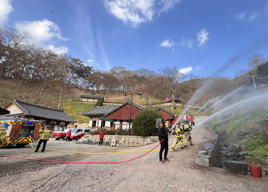 ▲청양소방서는 산불 특별대책기간을 맞아 지난 20일 대치면 소재 장곡사에서 대형산불 대비대응 유관기관 합동훈련을 실시했다.