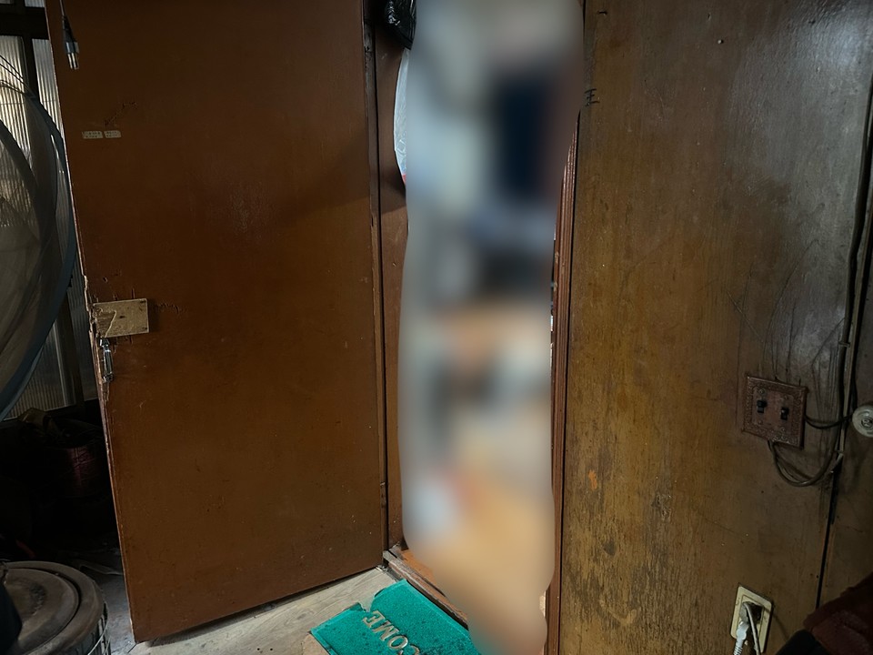 사건이 발생한 건물 현관과 내부 호실이 잠금잠치가 없는 채로 방치돼 있다. /조은영기자