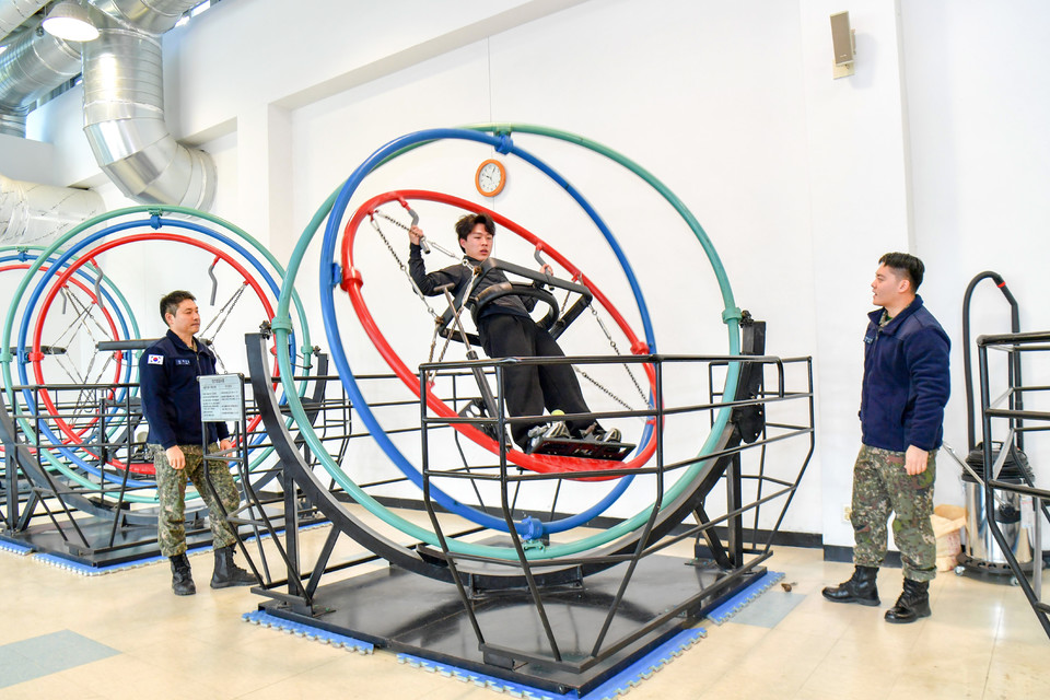▲ 오보트론에 탑승해 공간지각훈련 중인 캠프참여학생(사진=공군사관학교)