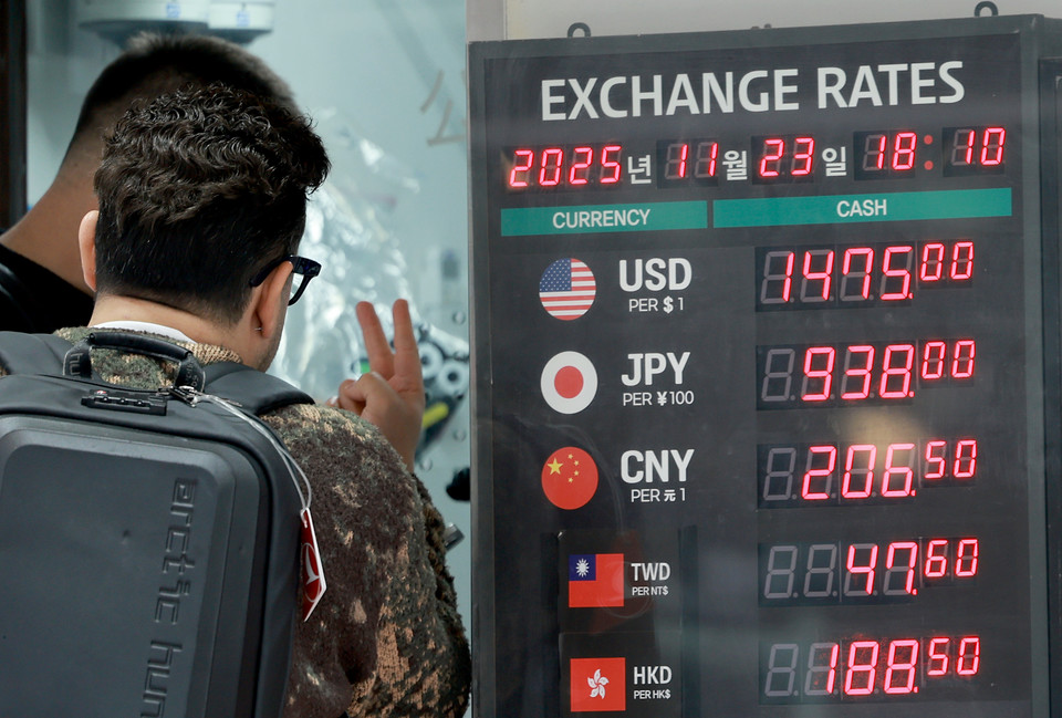 ▲ 23일 서울 중구 한 사설 환전소에서 외국인 관광객들이 환전을 하고 있다. /연합뉴스