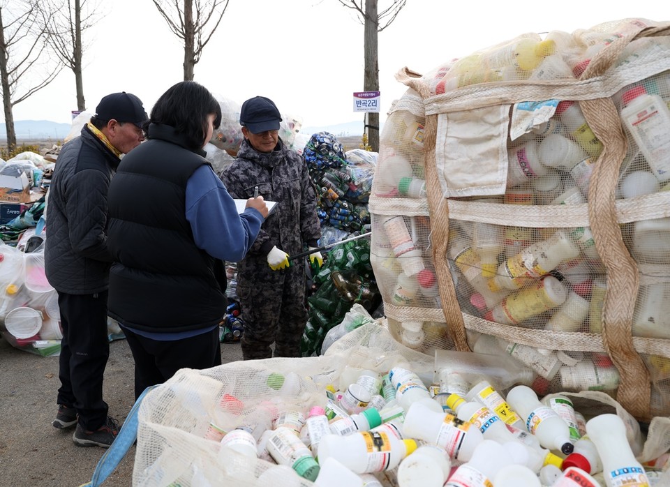 ▲ 21일 태안읍에서 실시된 ‘2025년 3차 숨은자원 찾기’ 행사 모습.