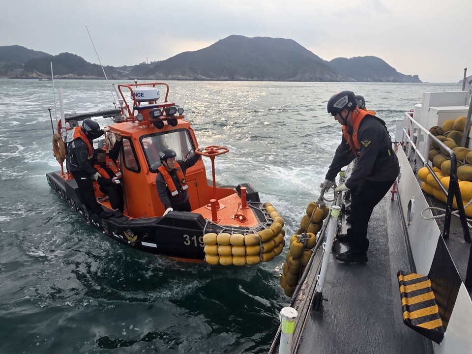 ▲ 태안해경이 응급환자를 이송하는 모습