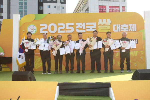 ▲ 고덕면 신현모 씨 장관상 수상 기념촬영(왼쪽에서 두 번째)